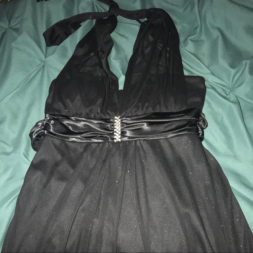 🎉4️⃣ for 2️⃣5️⃣ 
Speechless black knee length cocktail dress